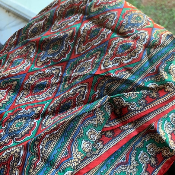 Patterned scarf. - Picture 2 of 2